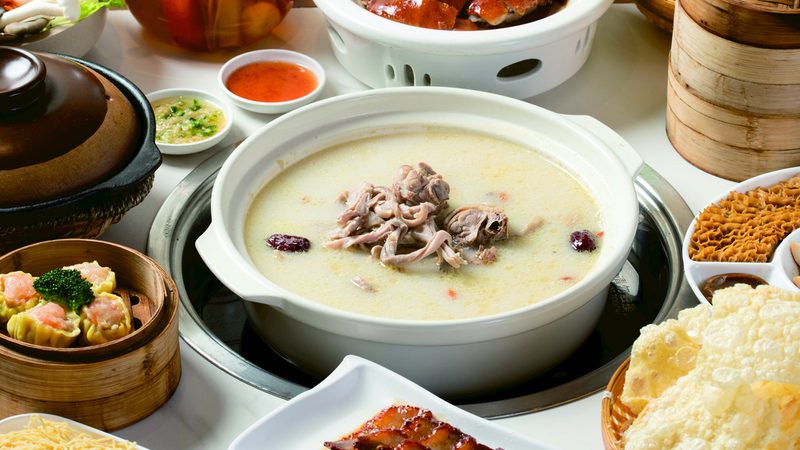 营养成分表是判断零食健康程度的重要依据。以下是一些关键指标：